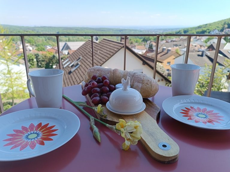 Genieße dein Frühstück im Urlaub mit Traumblick in unserer Unterkunft, Ferienwohnung, Monteurwohnung, Monteurzimmer in Kelkheim