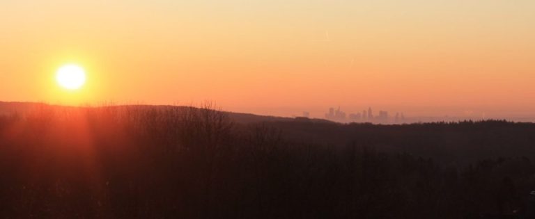 Dieser Sonnenaufgang erwartet dich in unserer Ferienwohnung, Monteurwohnung, Monteurzimmer, Unterkunft in Kelkheim Ruppertshain